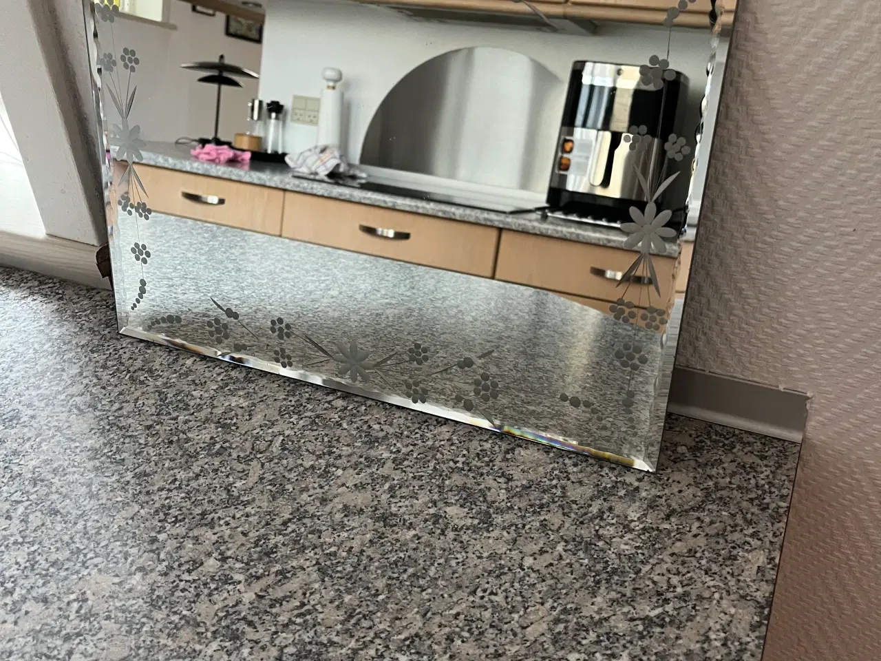 Billede 2 - Fin spejl til og pynte på