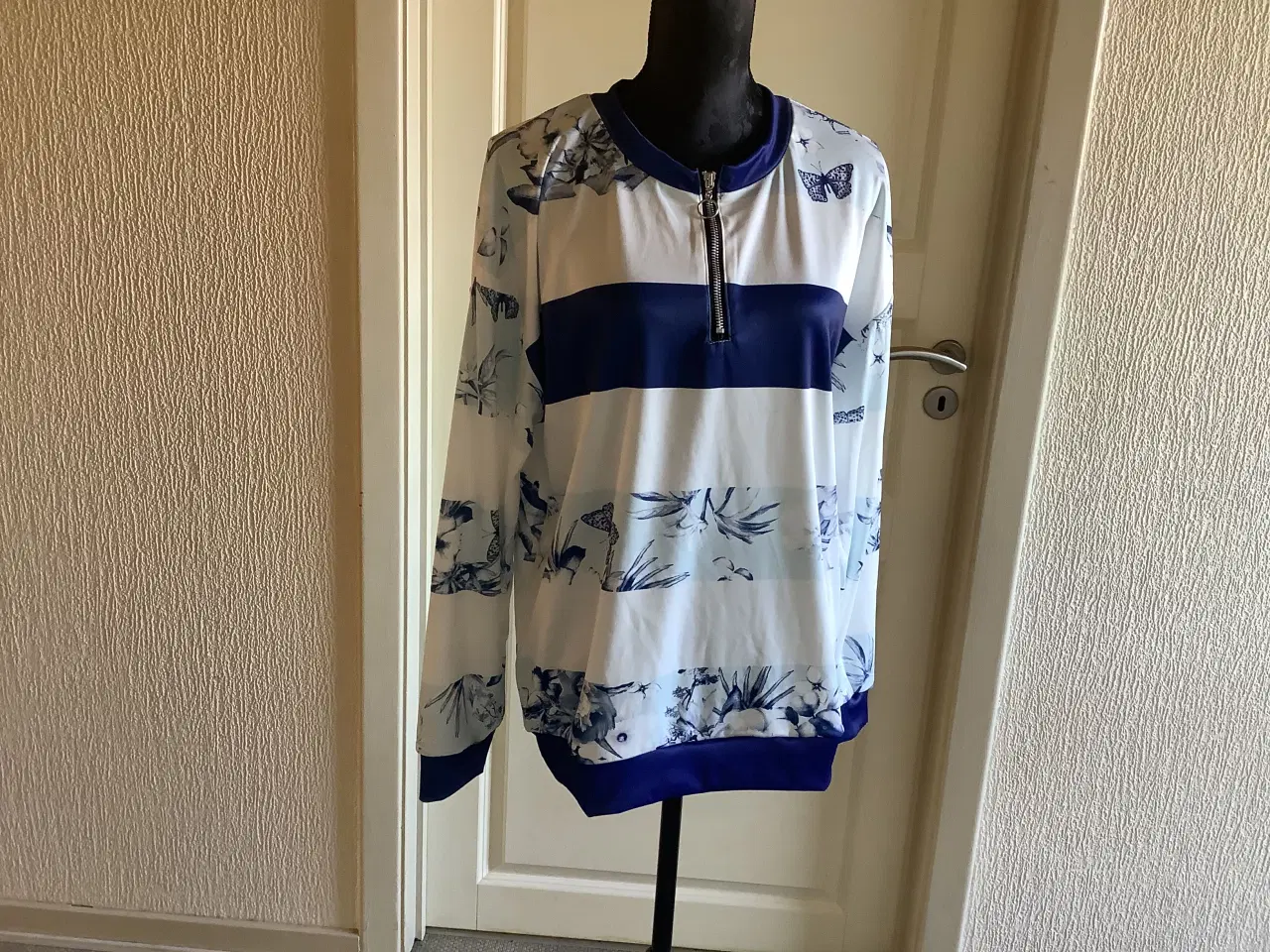 Billede 3 - Helt ny lækker og blød sweatshirt str. L