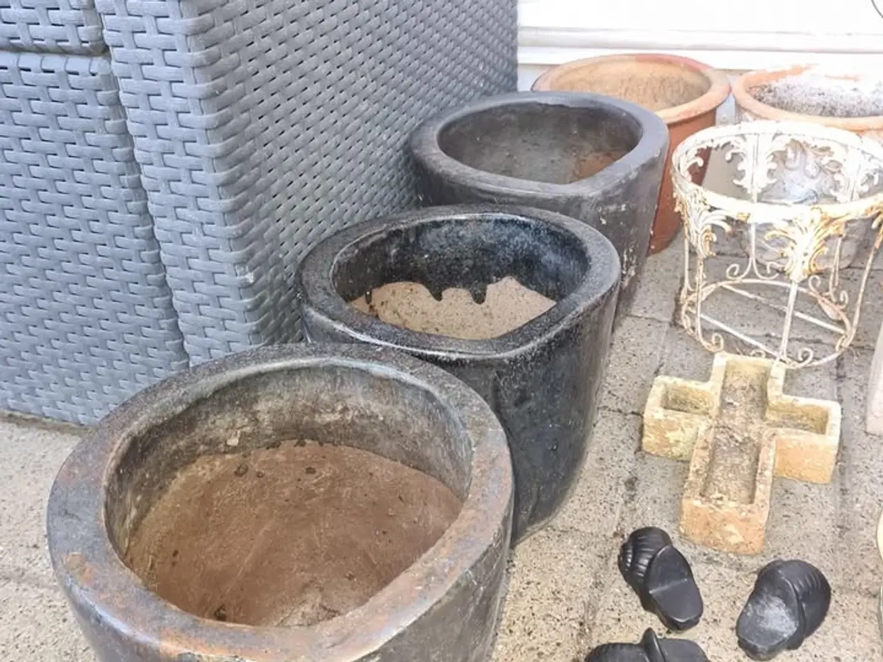Billede 4 - 17 krukker eller lign, blandt andet 3 store krukke