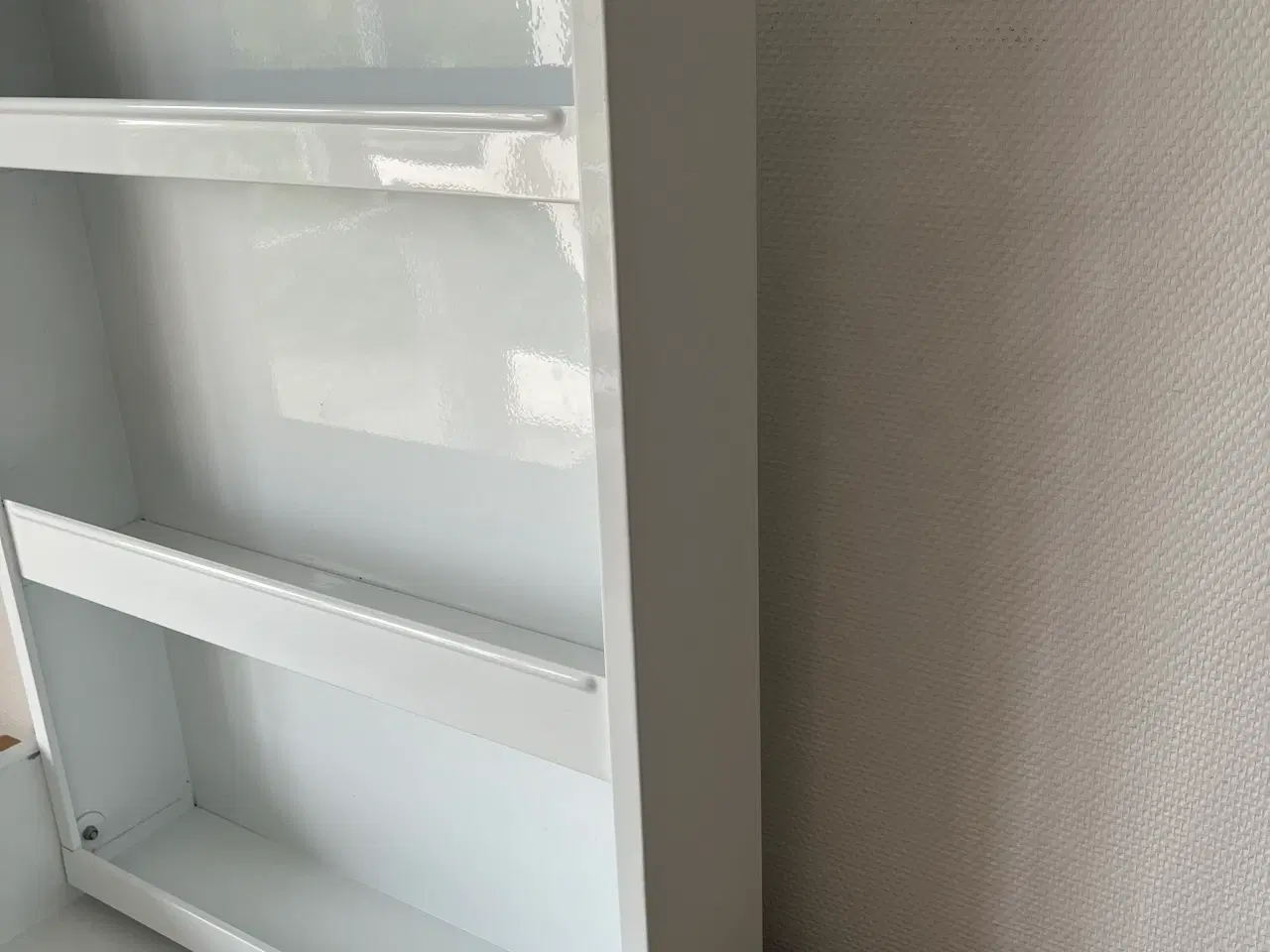 Billede 10 - Væghængt puslebord i hvid metal, BabyDan