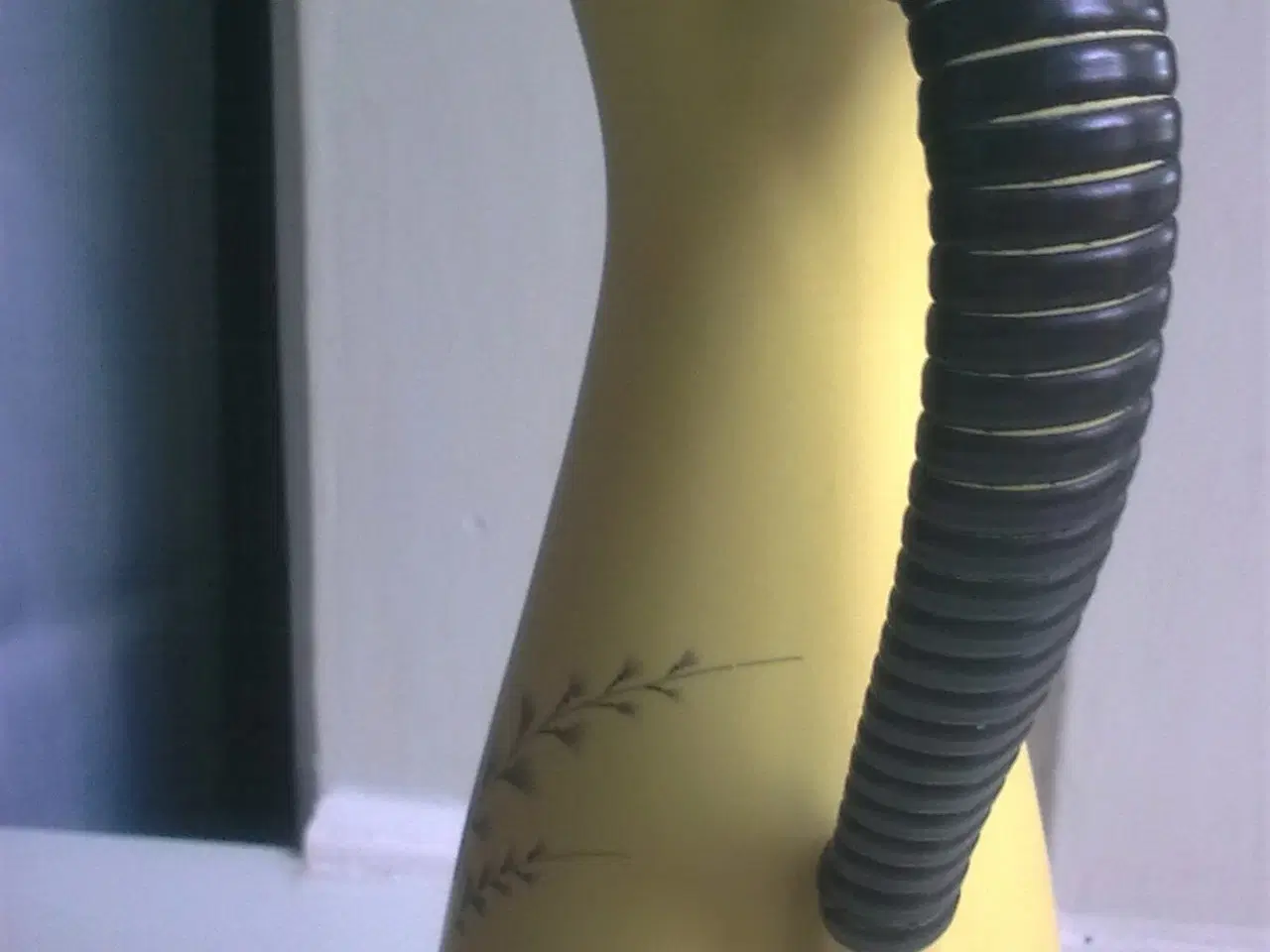 Billede 6 - 1950rne gul keramik HØJ kande vase m vikling 