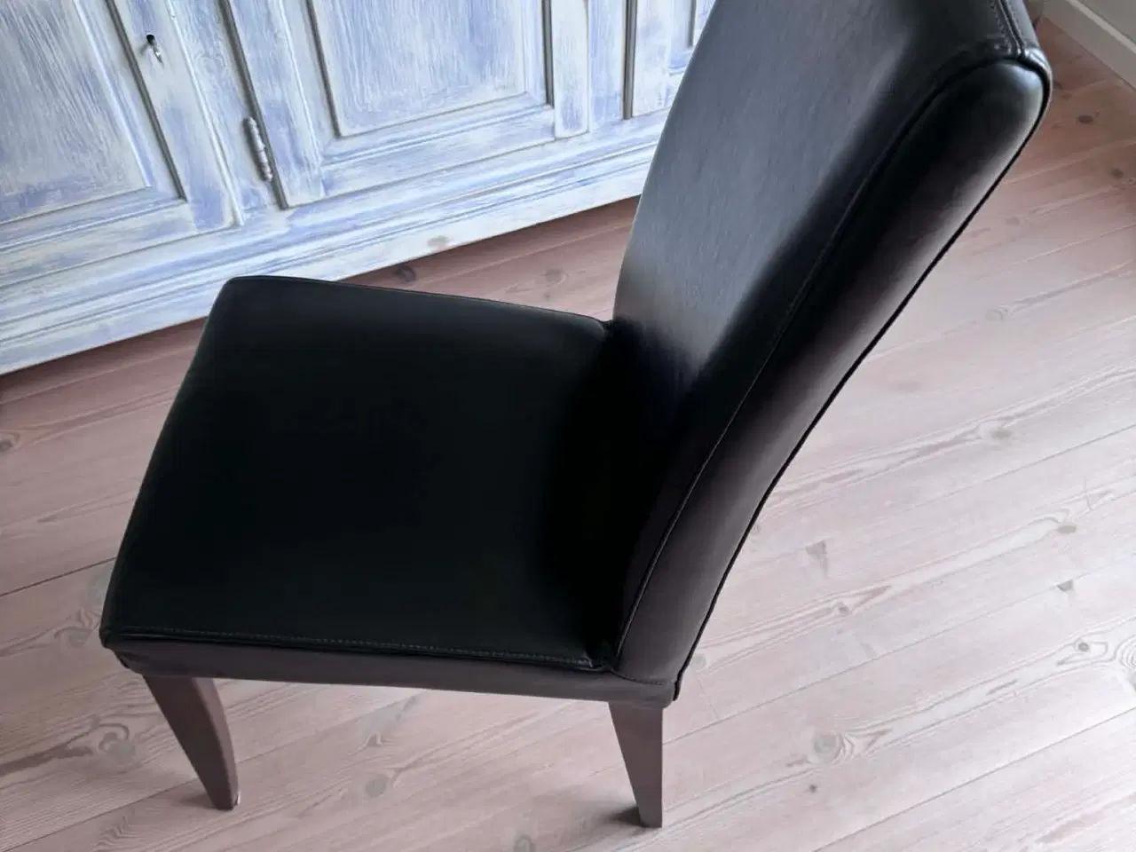 Billede 2 - Spisebordsstole i mørke brun læderlook