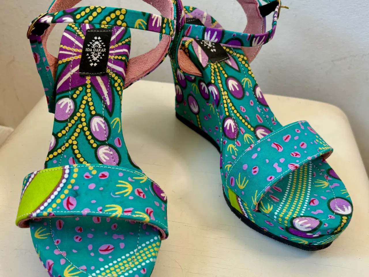 Billede 1 - Ida Dakar, turkis mønstrede sandaler, str 38