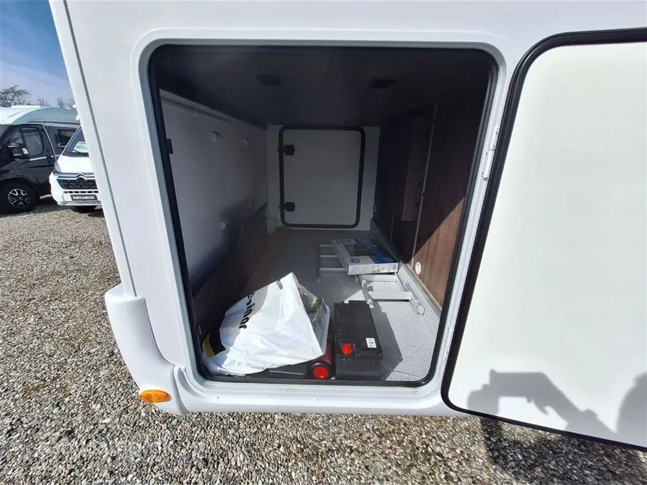 Billede 26 - 2025 - Benimar Tessoro 463 UP   Solcelle. markise. tv. 5 selepladser. batteri. helårsdæk. p-sensor for og bag. Bakkamera.