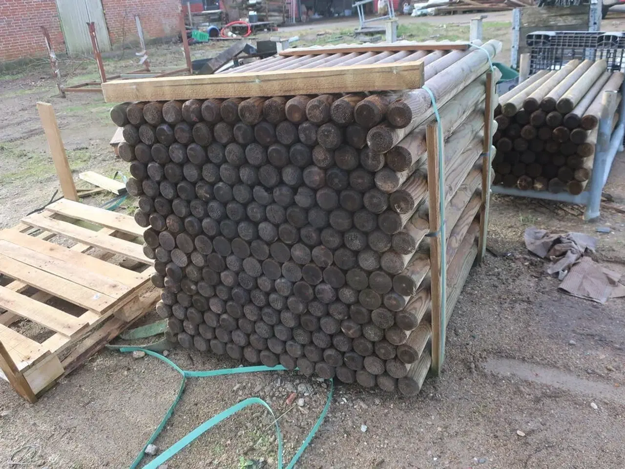 Billede 11 - Bareller, paller med indhold, hegnsstolper m.m.