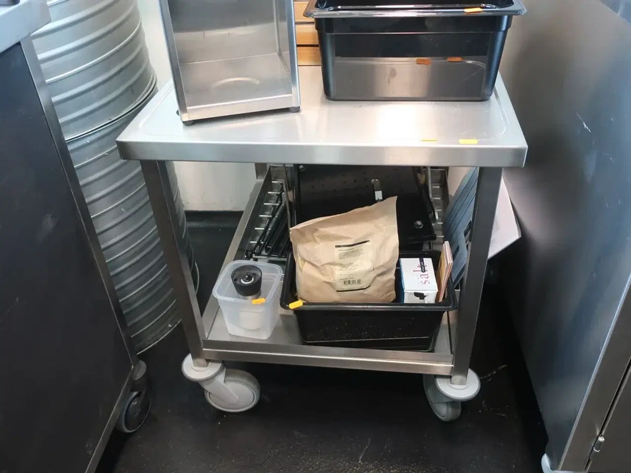 Billede 1 - Arbejdsbord på hjul uden indhold