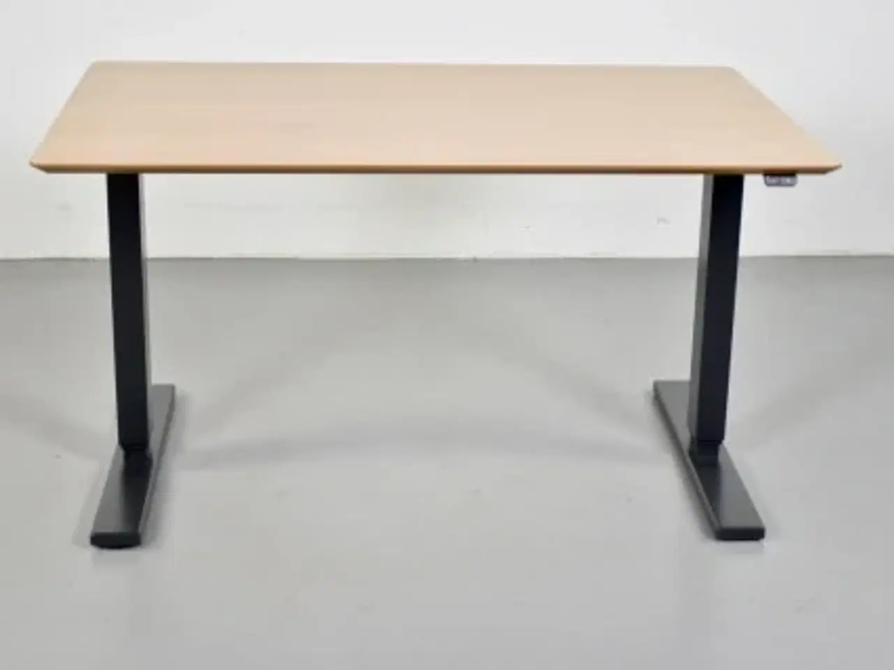 Billede 1 - Scan office hæve-/sænkebord med bøgefiner, 120 cm.