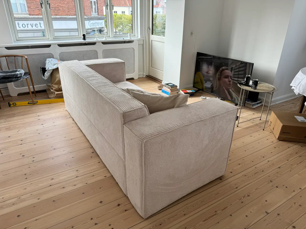 Billede 5 - Sofa i hvid/beige fløjl