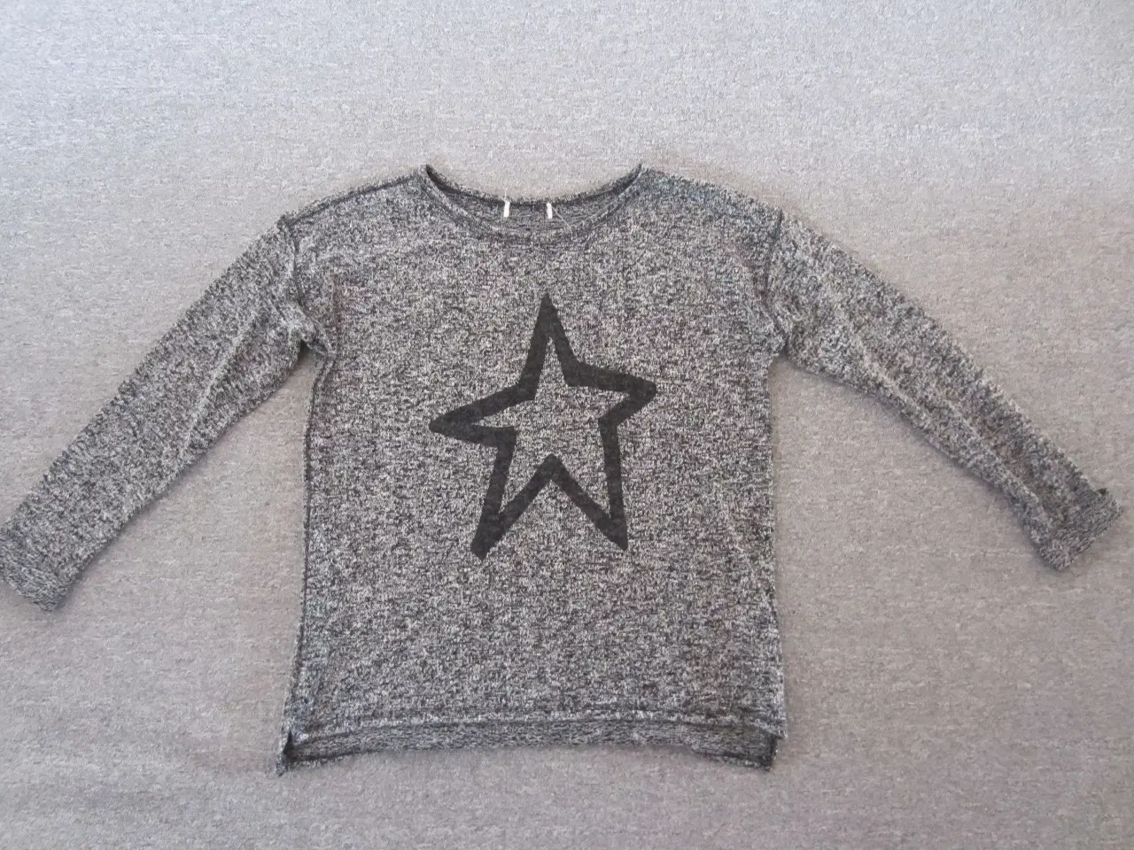 Billede 1 - Grå bluse - trøje med stjerne i str. 170