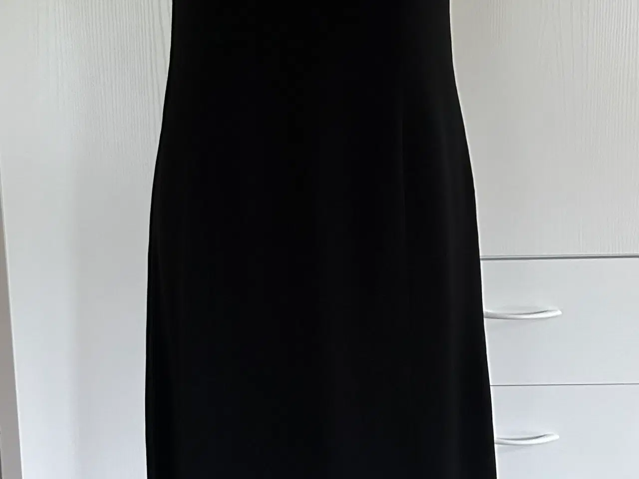 Billede 3 - Lang, sort kjole med slids