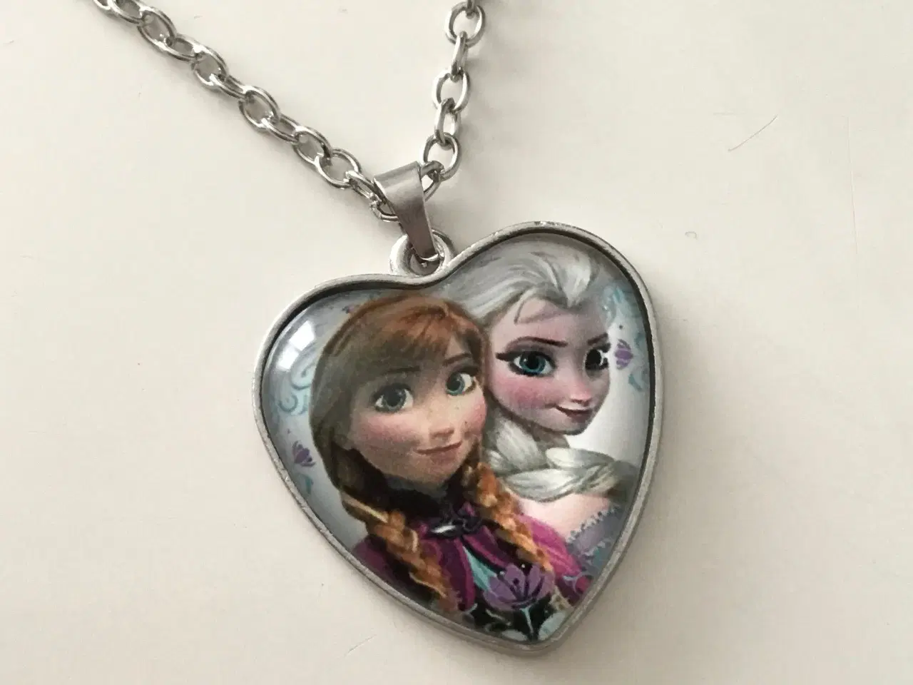 Billede 7 - Frost halskæde med Elsa og Anna hjertehalskæde 