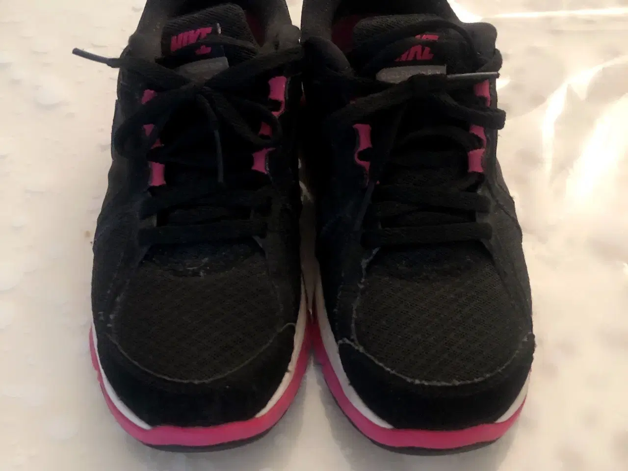 Billede 2 - Nike sneakers str 36,5. Sorte med pink og hvidt