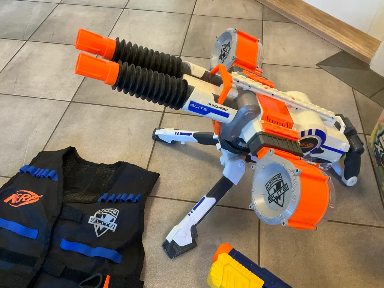 Billede 3 - 9 Nerf Gun, vest og ekstra spand med skud 