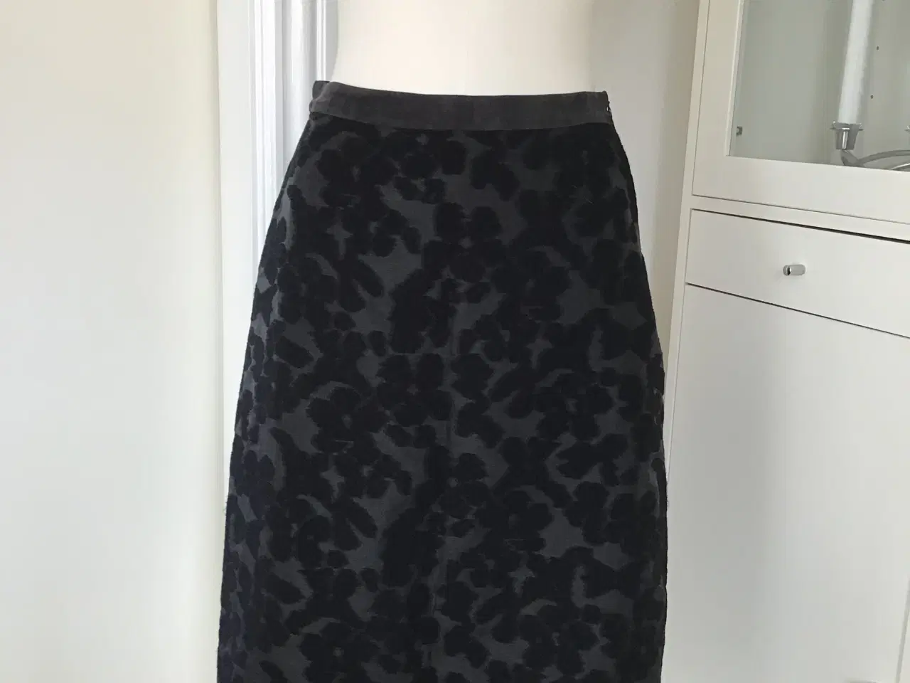 Billede 1 - Nederdel med længde, ny
