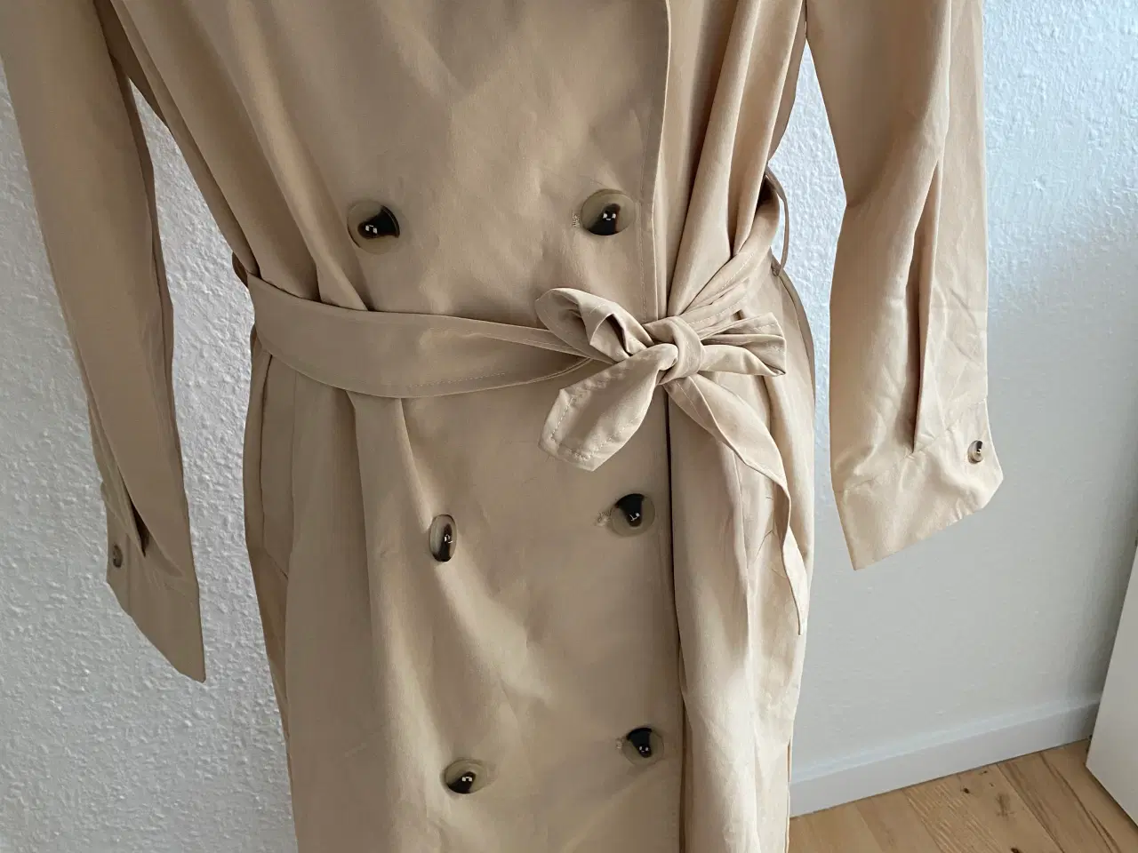 Billede 4 - Beige Trenchcoat fra Vila 