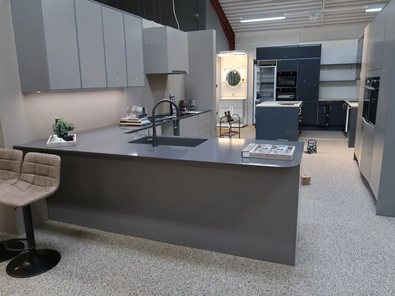 Billede 2 - Køkken NORDANRO uden hårdehvidearer/armatur med stenbordplade SILESTONE