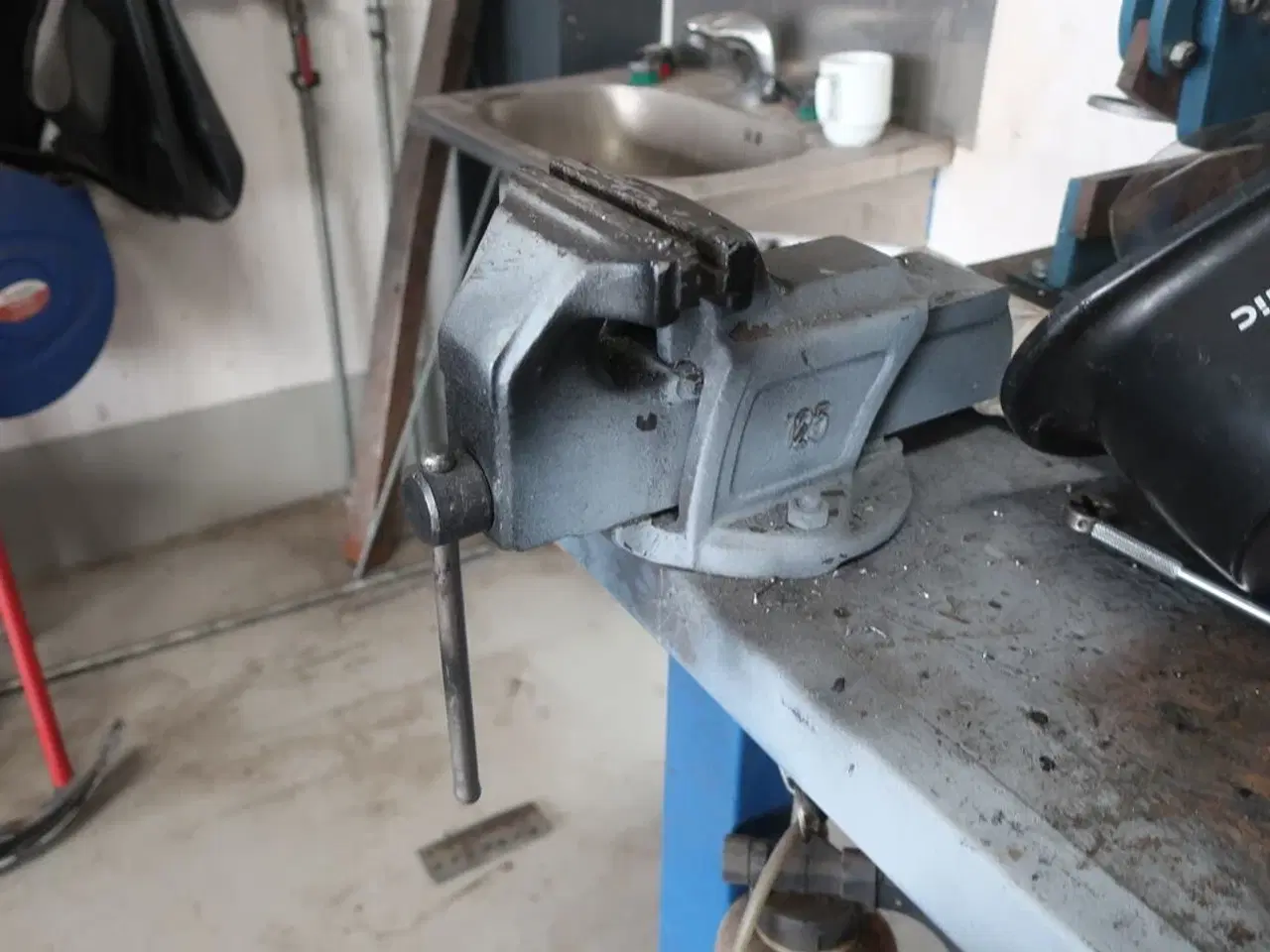 Billede 11 - Værkstedsbord med indhold samt 2 stk. tavler