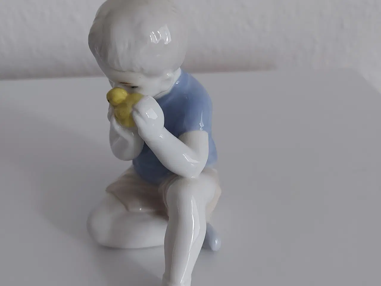 Billede 2 - Fajance figur, dreng