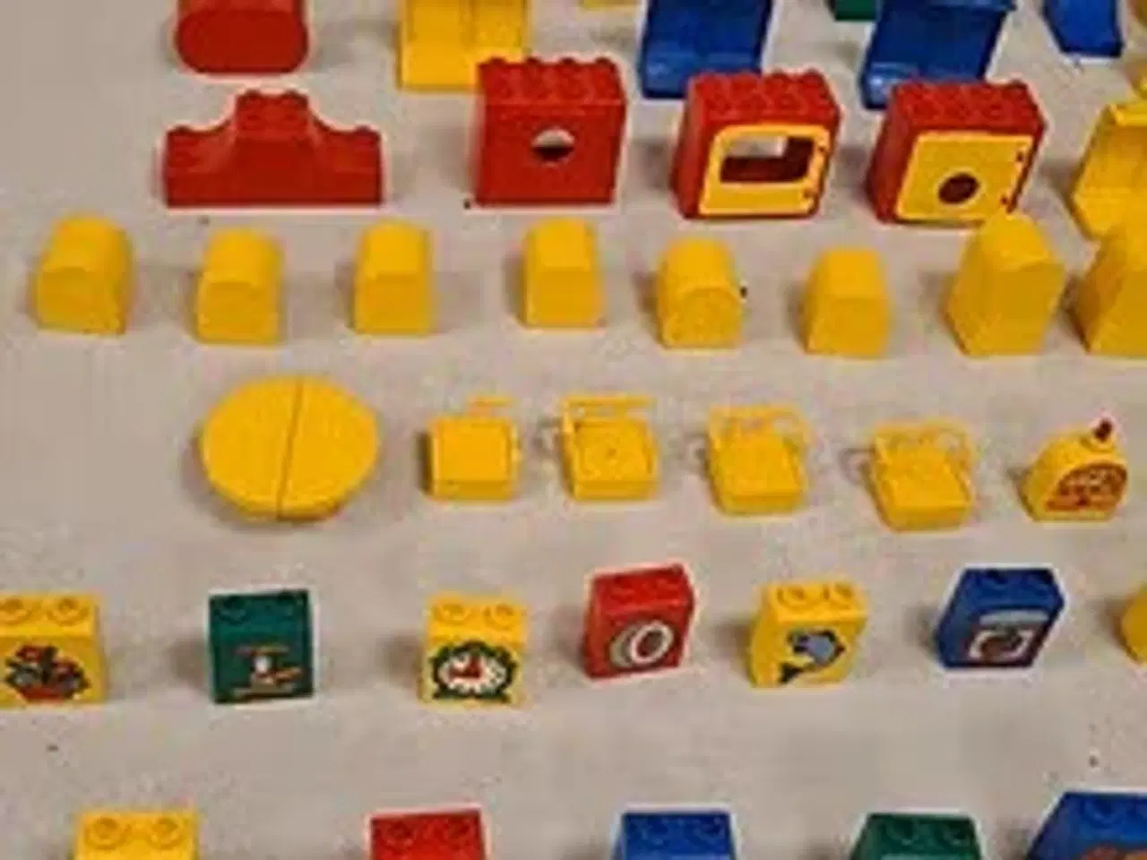 Billede 11 - LEGO DUPLO byggesæt med tog og figurer