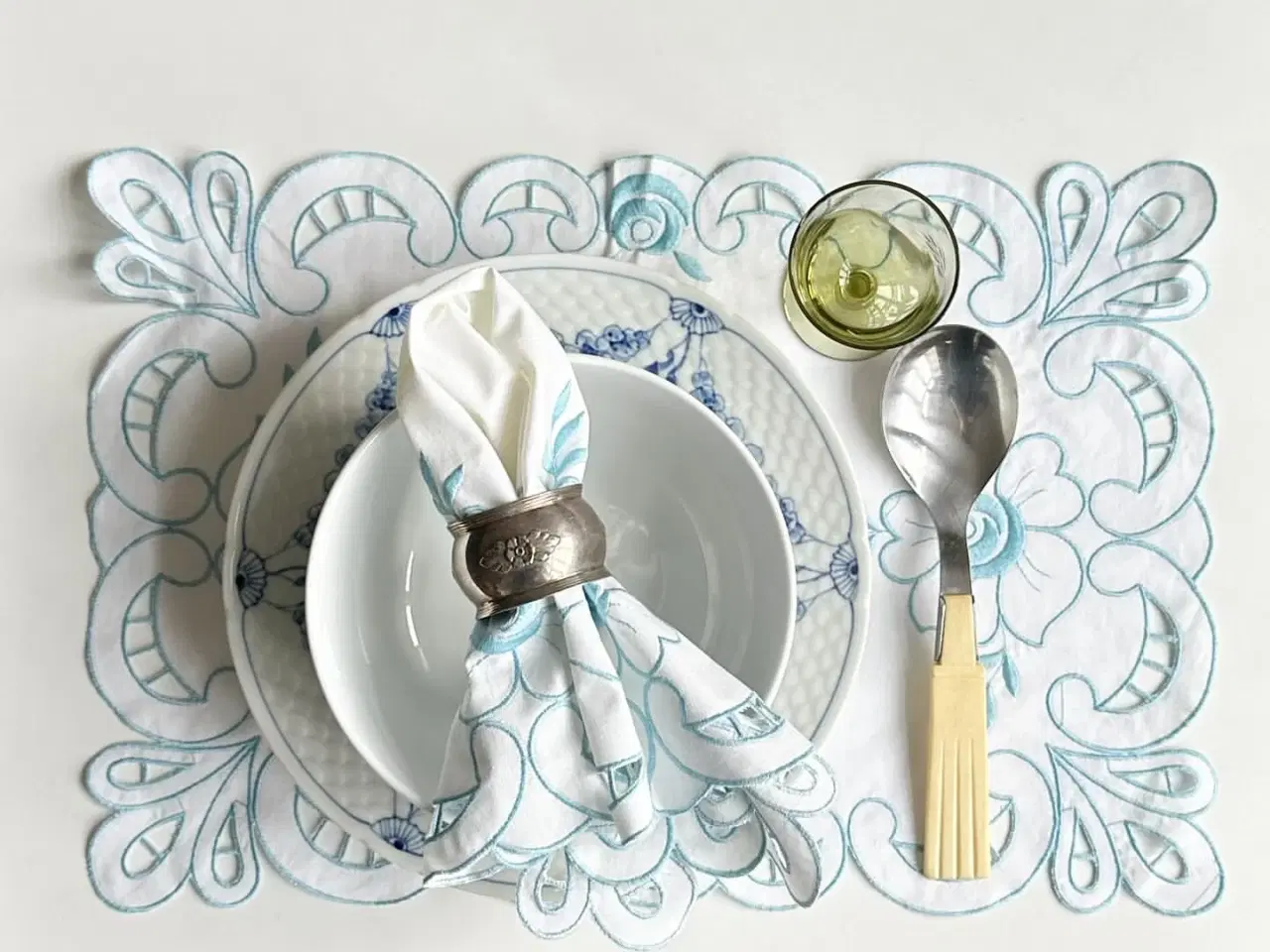 Billede 1 - Dækkeservietter/stofservietter, hvid m blå blonde, 6 stk samlet