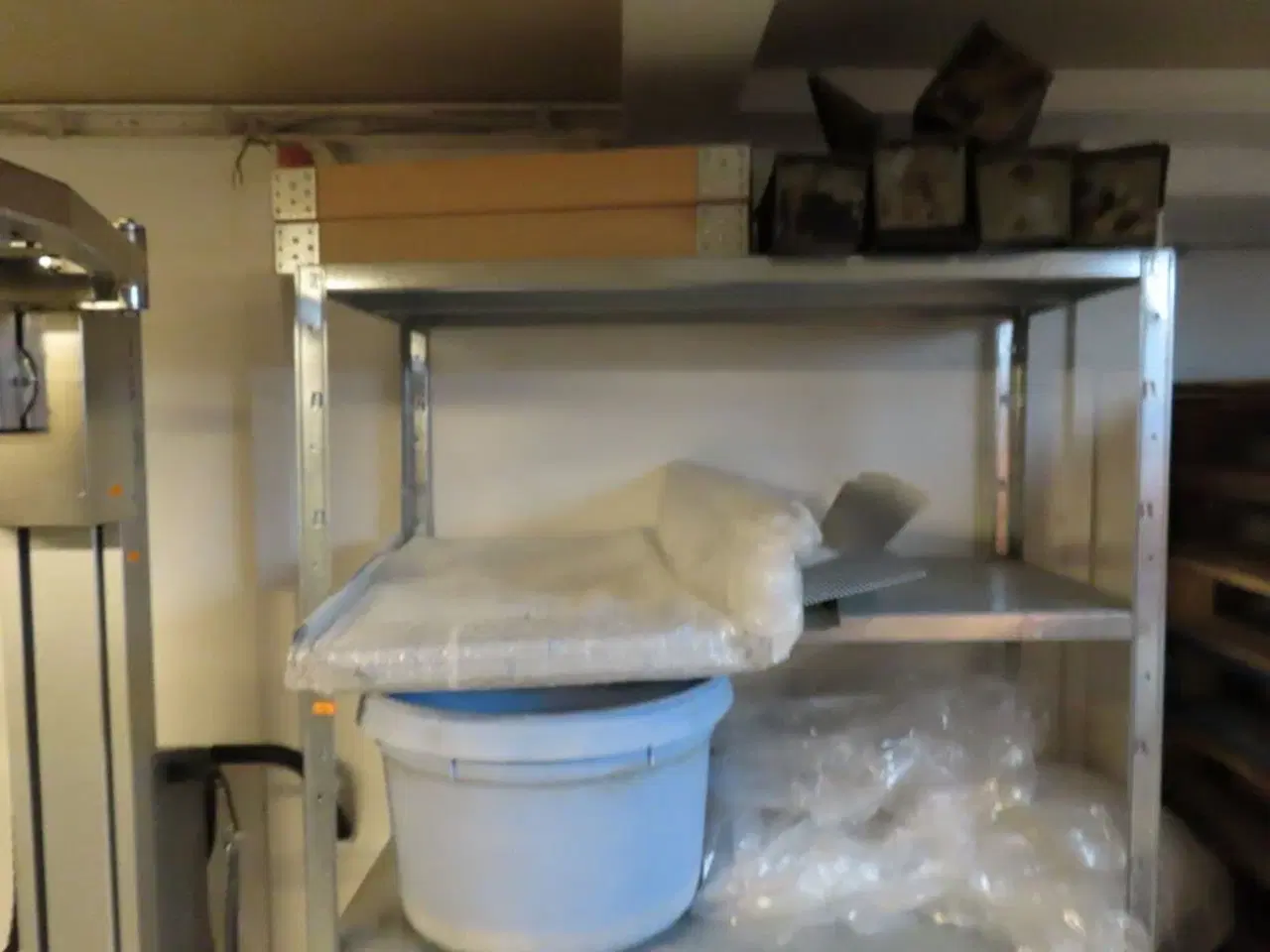 Billede 26 - Div. reoler og indhold