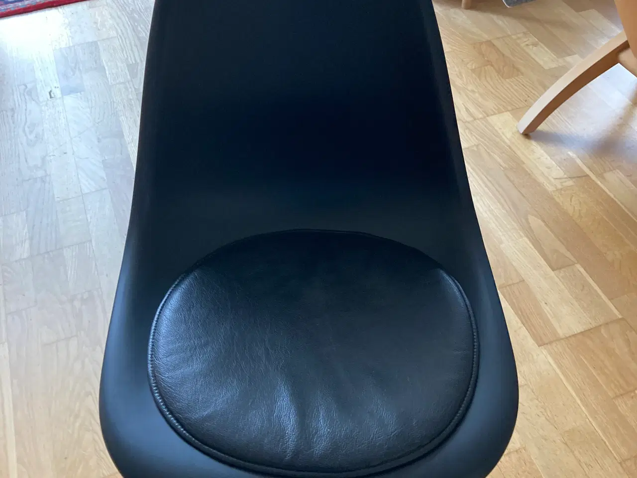Billede 1 - 4 Charles Eames spisebordsstole sælges