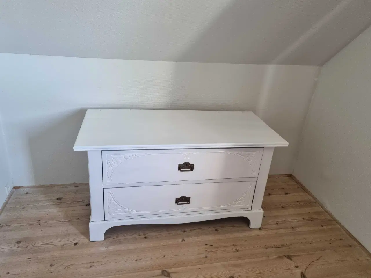 Billede 1 - Hvid kommode