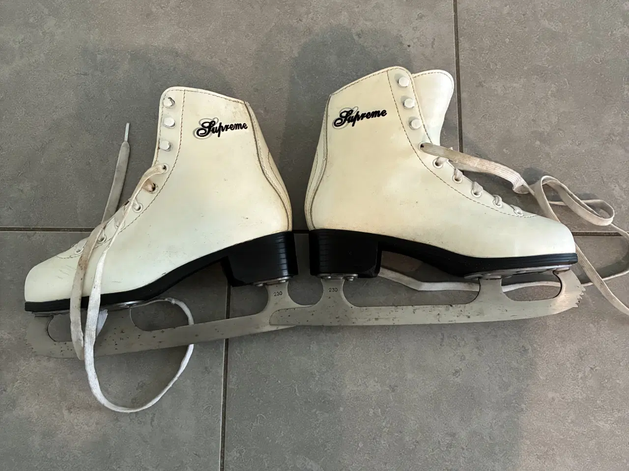 Billede 1 - Hvide skøjter