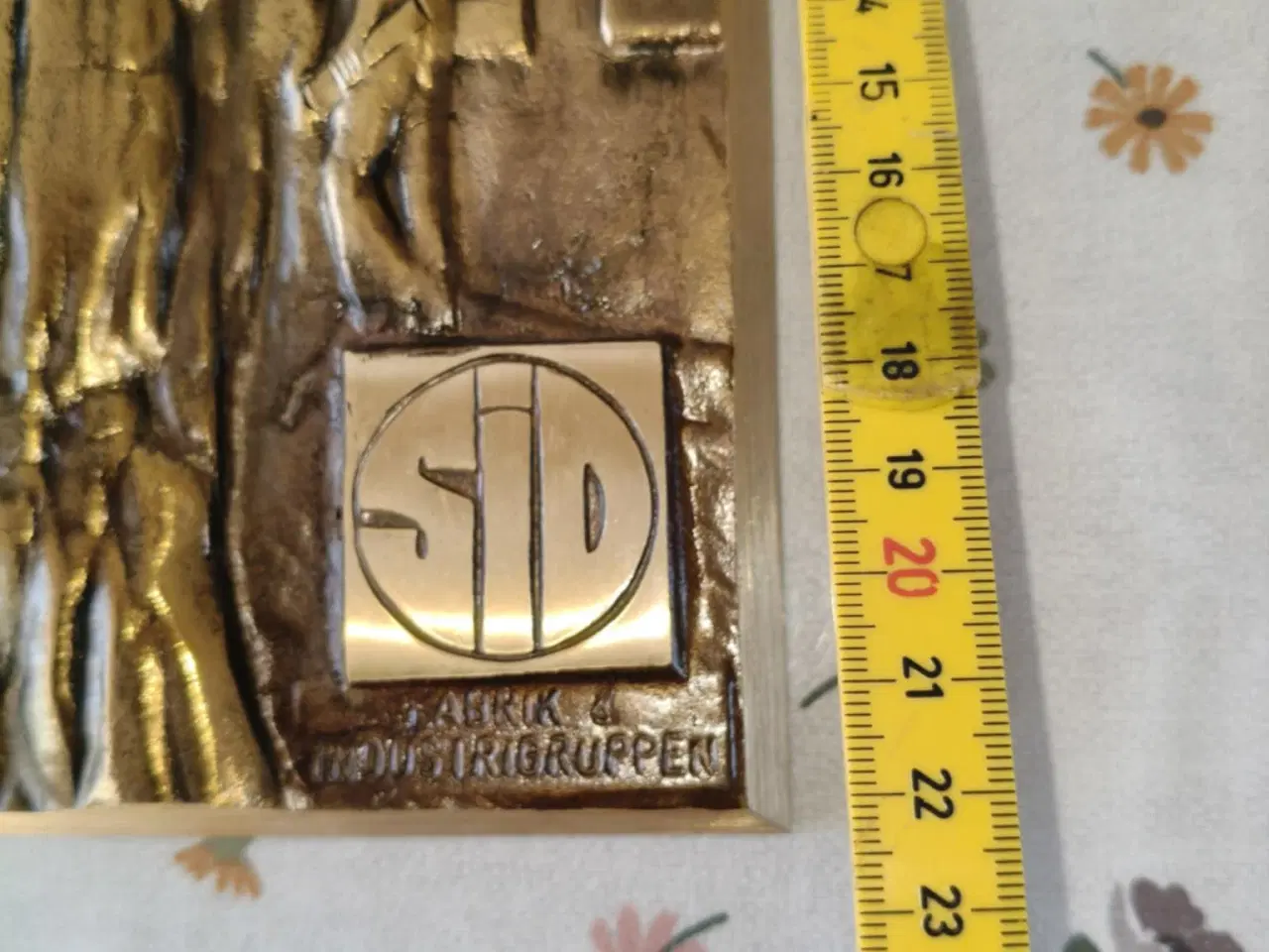 Billede 3 - super flot relief af fabrik arbejder med SID logo