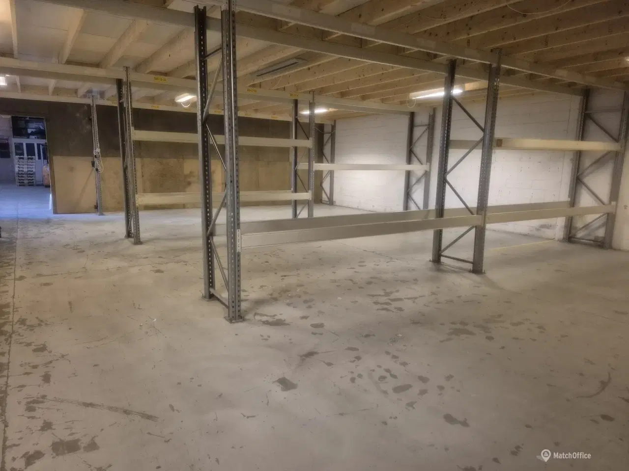 Billede 5 - Lager med stor port. let adgang m. palleløfter/truck/bil - plan med jord. - 198m2