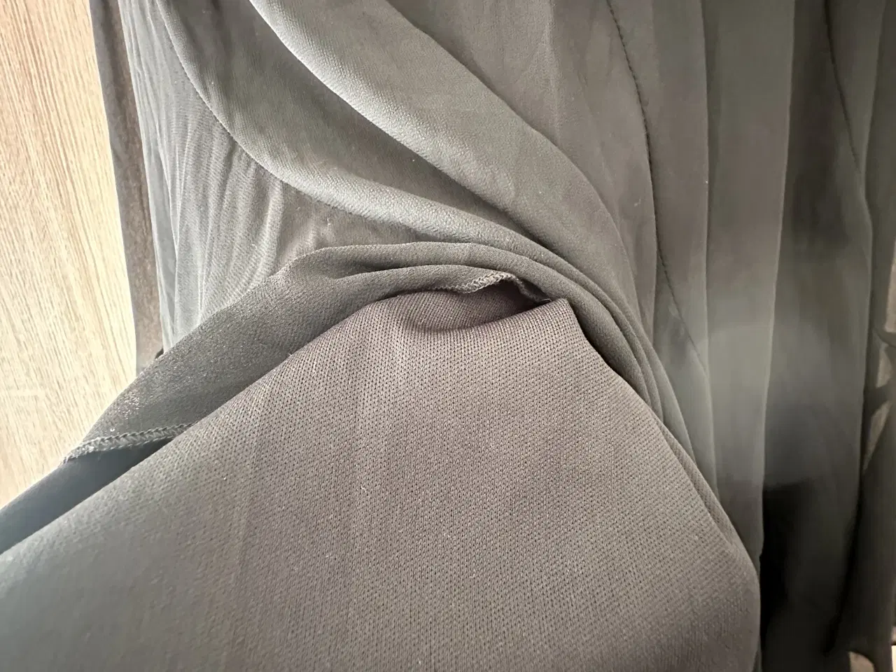 Billede 8 - Sort elegant nederdel med fine detaljer str. xxl