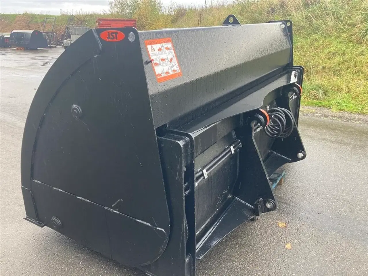 Billede 10 - JST Højtipskovl str.1  280 cm bred monteret med BM Fæste