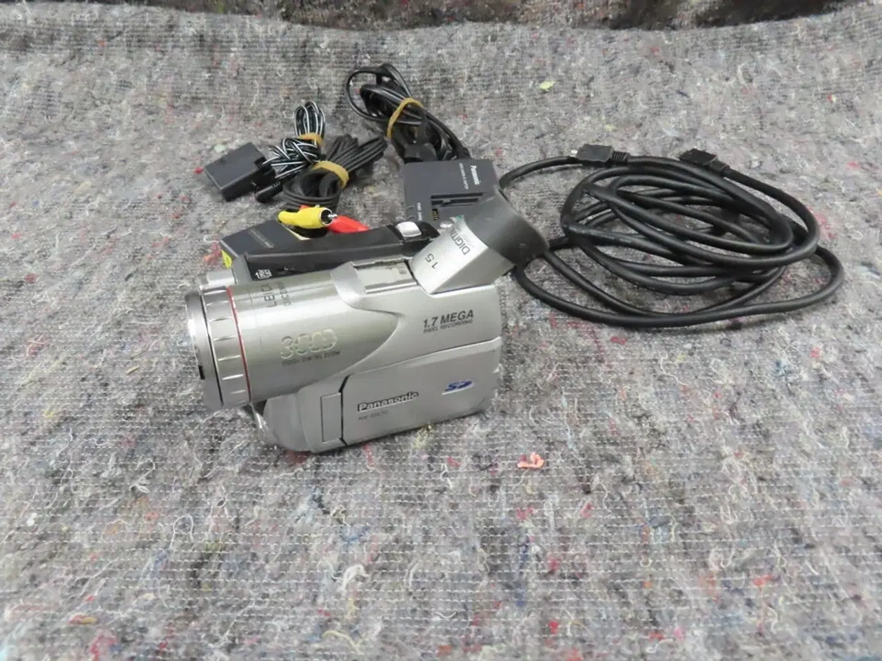 Billede 1 - Videokamera med tilbehør - PANASONIC NV-GS70 (MOMSFRI)