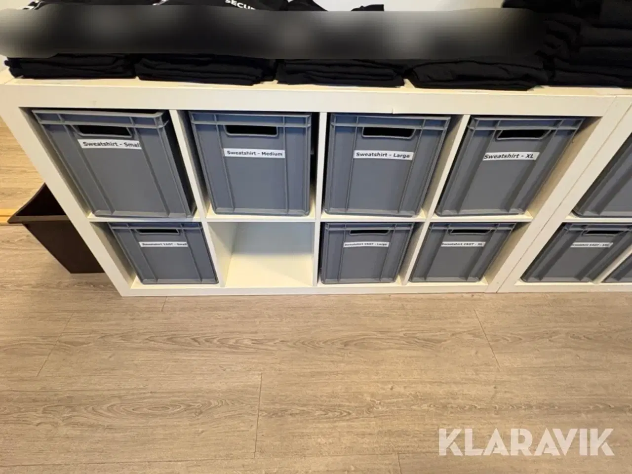 Billede 3 - 3 reoler med 24 kasser