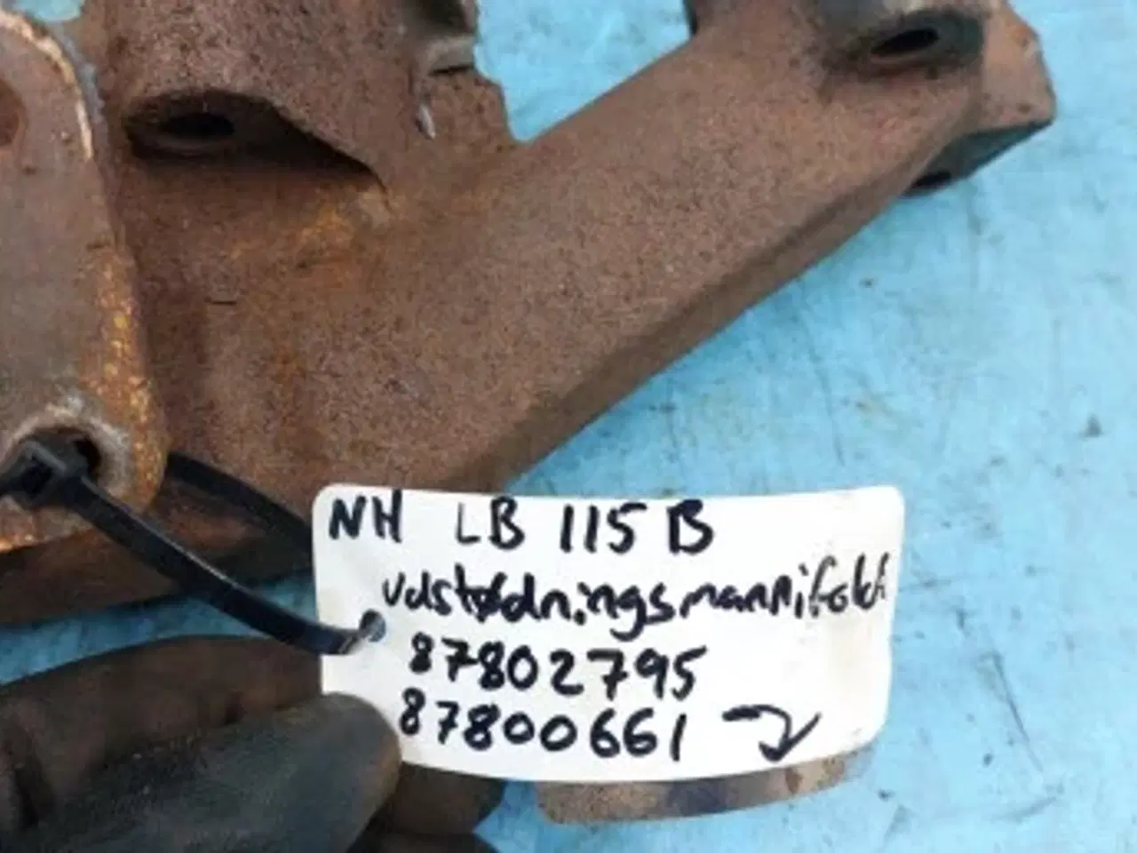 Billede 9 - New Holland LB115 B Udstødningsmannifold 87802795