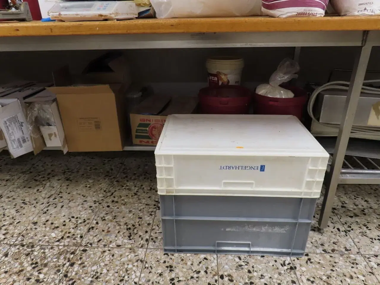 Billede 3 - Arbejdsbord med indhold