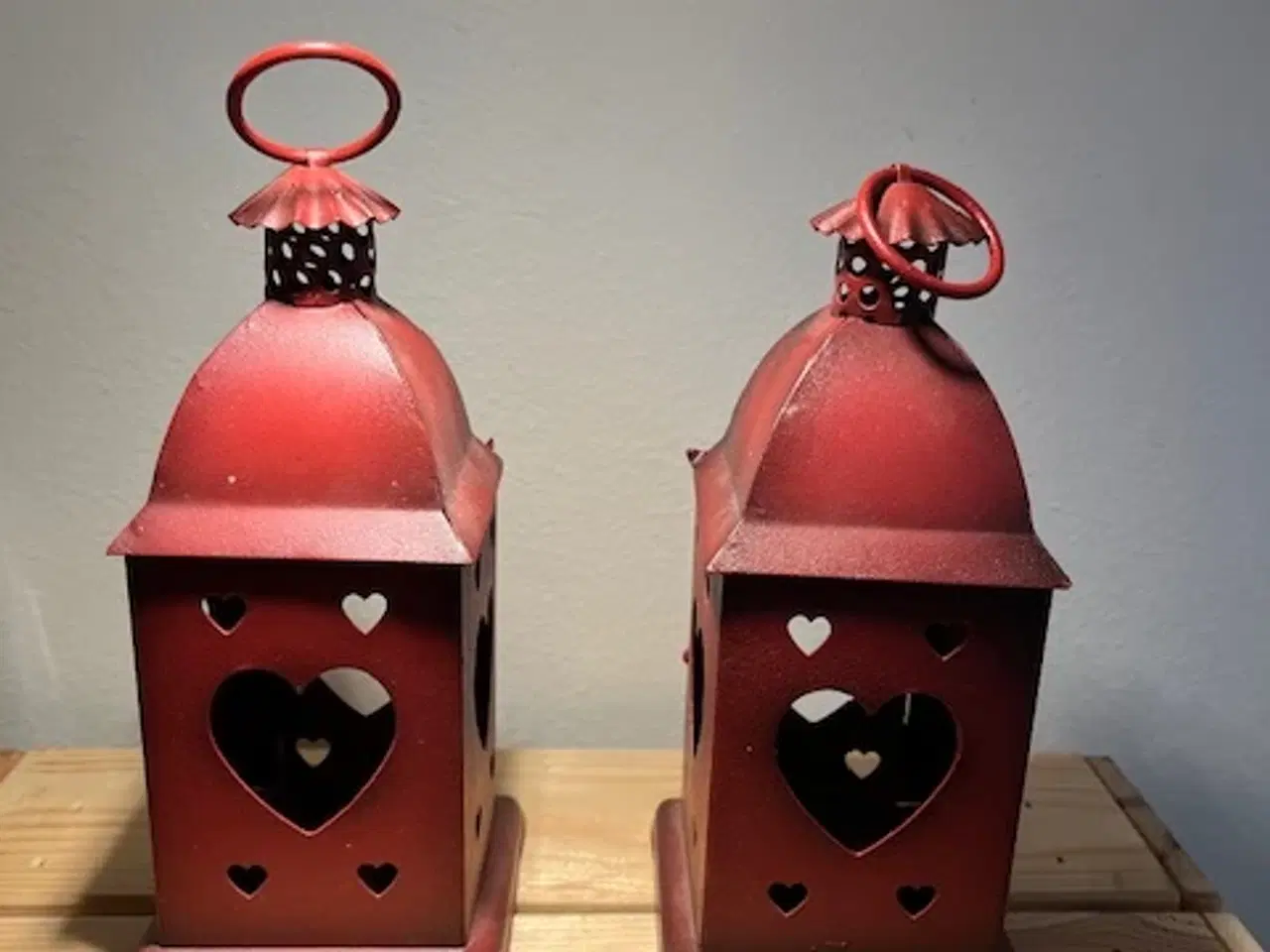 Billede 2 - 2 hyggelige røde lanterner med hjerteudskæringer