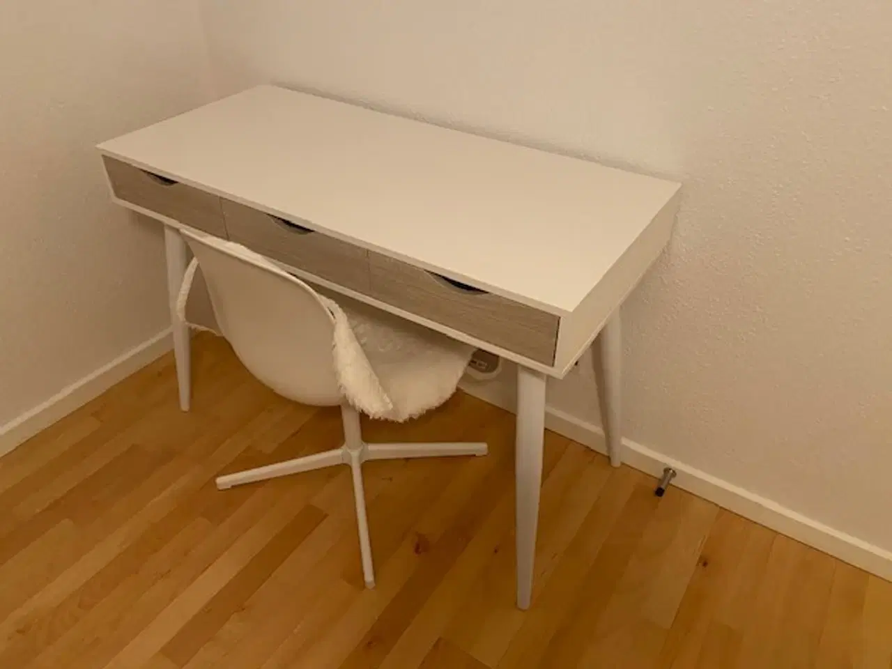 Billede 1 - Skrivebord med drejestol