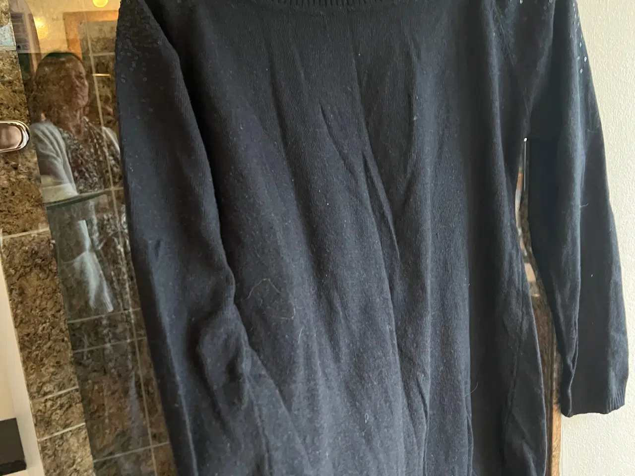 Billede 1 - Pæn sort bluse med palietter fra Jubylee str M