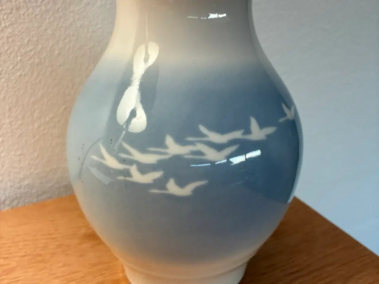 Billede 1 - Svane Kunst vase  – hvid/blå porcelæn - 15 cm