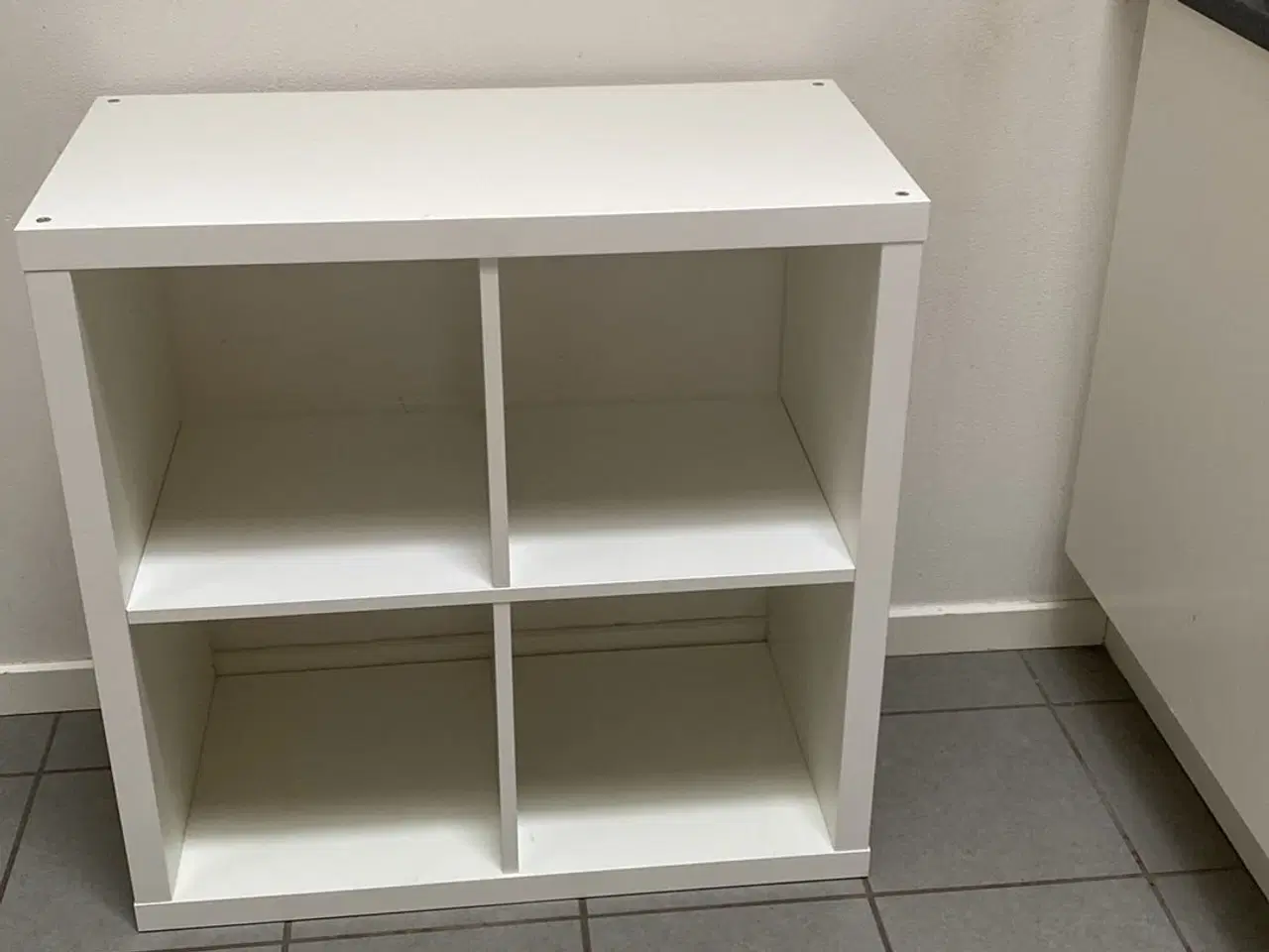 Billede 2 - Hvid reol fra IKEA 