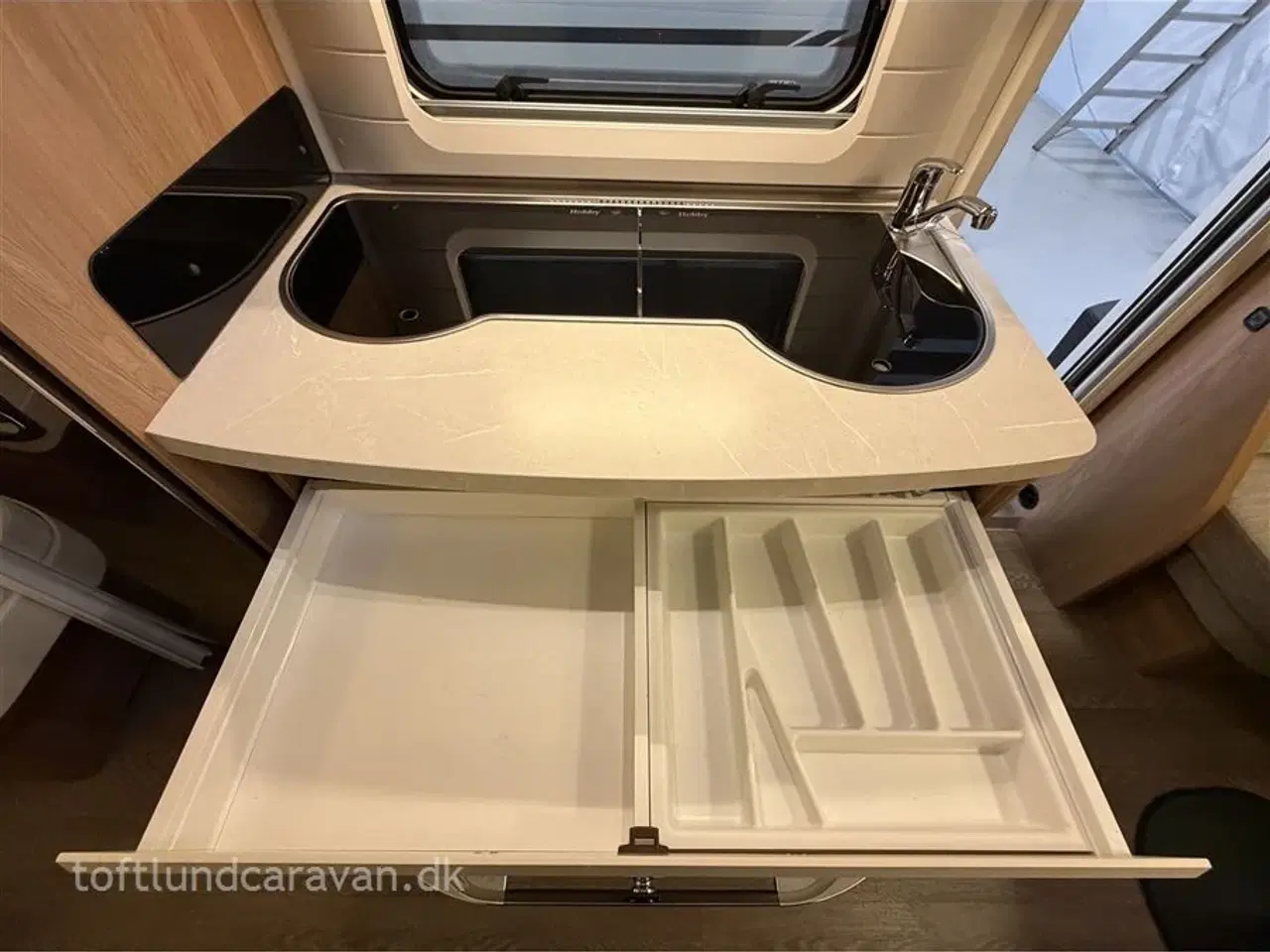 Billede 16 - 2020 - Hobby De Luxe 495 UL DK line   Superflot og velholdt, Enkeltsenge m/udtræk, m/MOVER + STORT ISABELLA FORTELT, DK-LINE model.