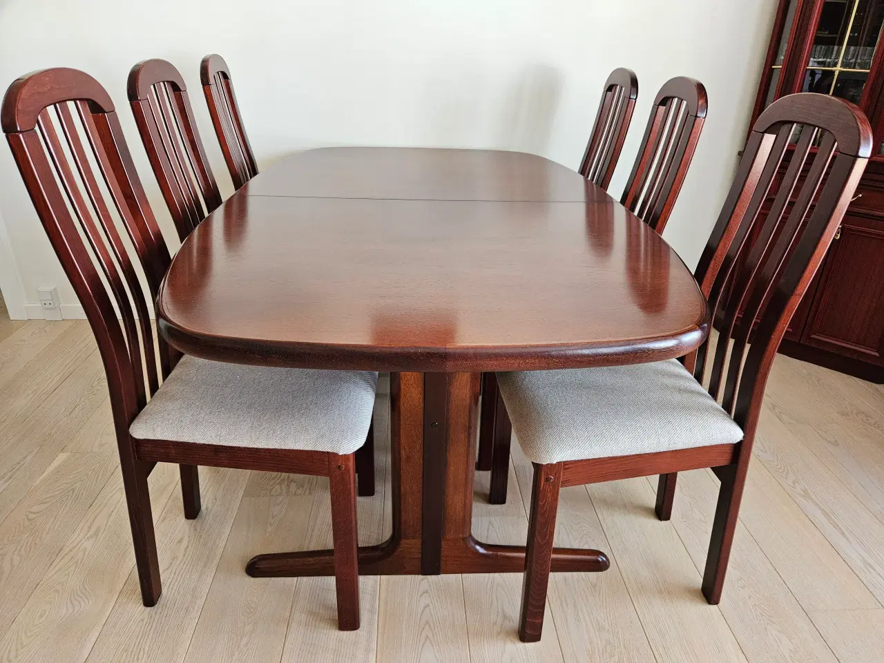 Billede 1 - Spisebord med 6 stole