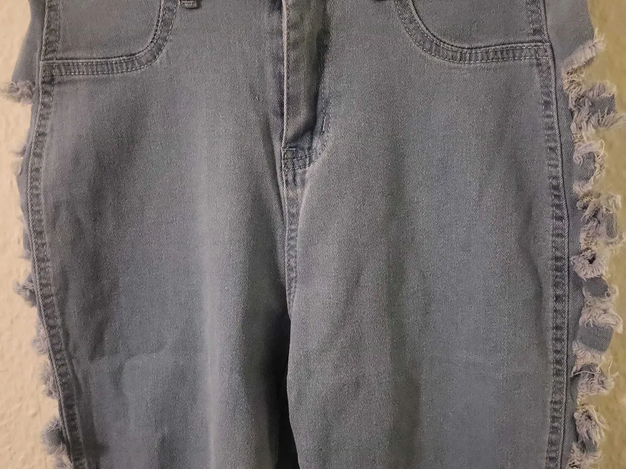 Billede 5 - Mellemblå Cowboybukser Med Huller I Siden 