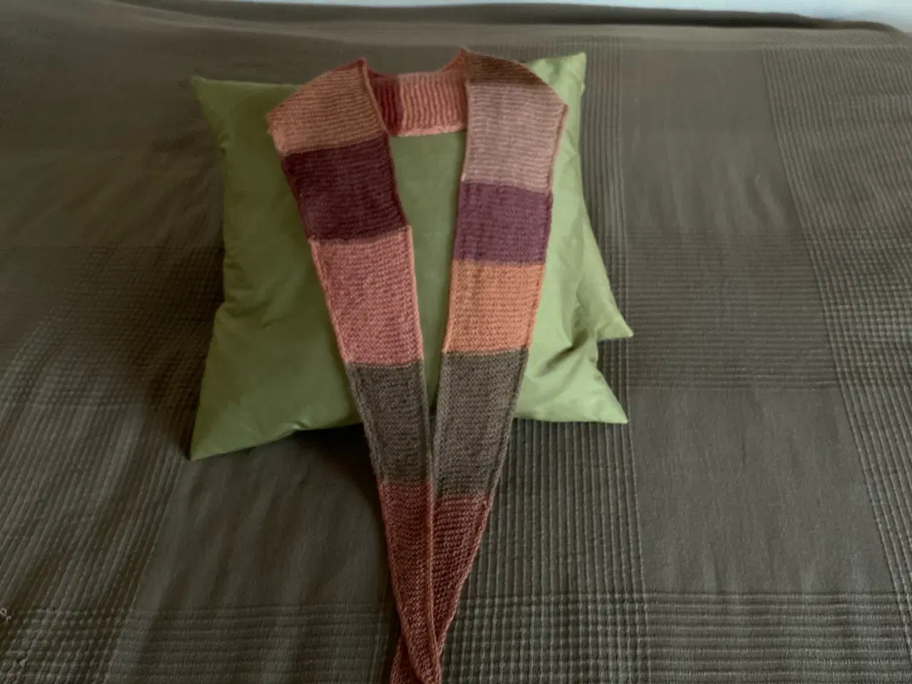 Billede 2 - Strikket Sophie scarf i plantefarvet garn 