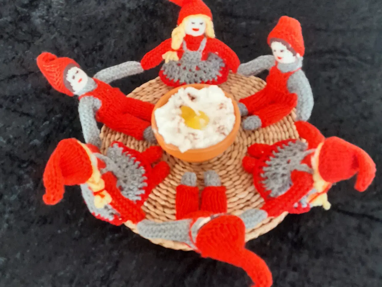 Billede 3 - Nisser rundt om risengrød