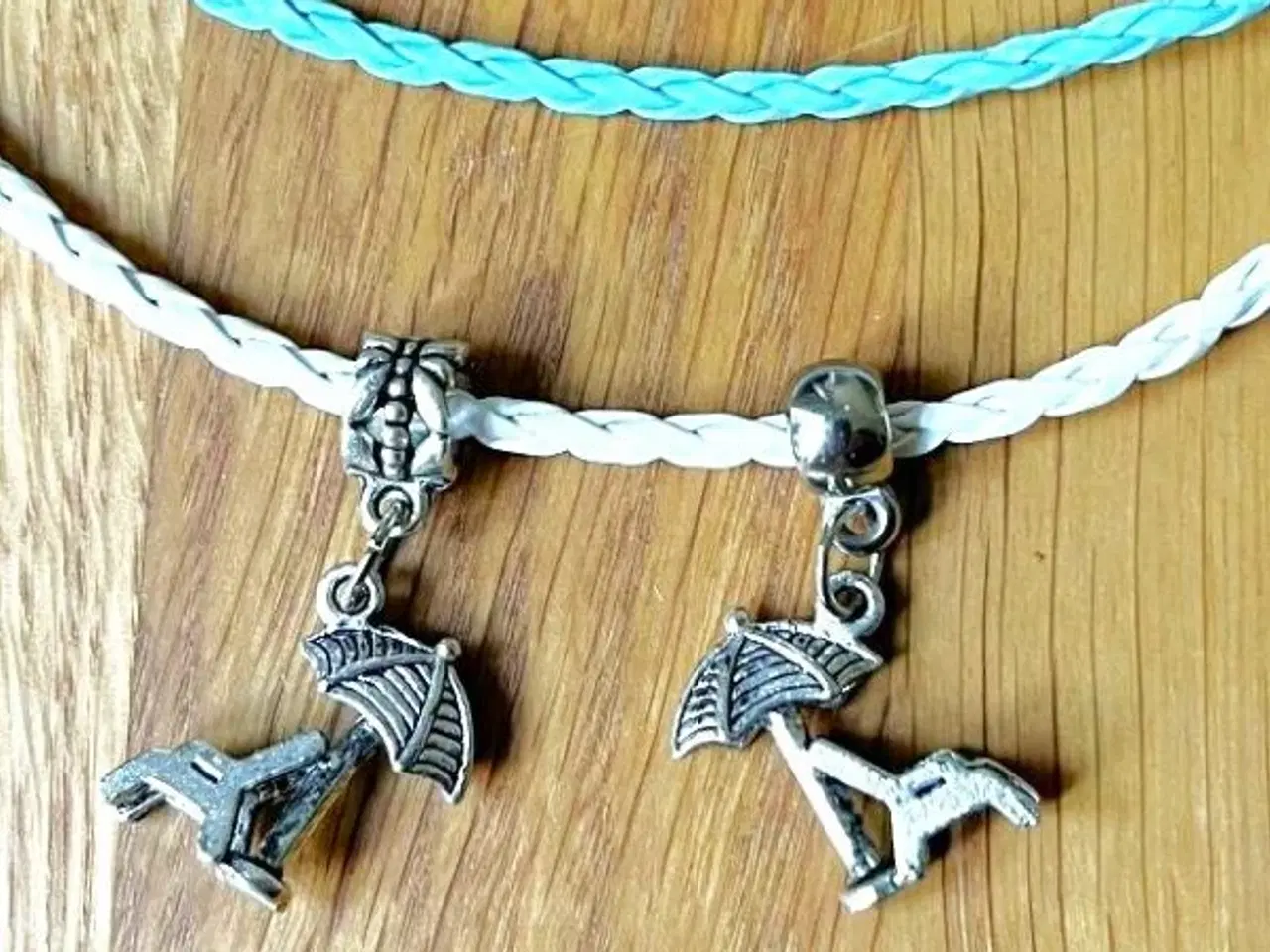 Billede 4 - Halskæder i lyse farver - hvid og turkis