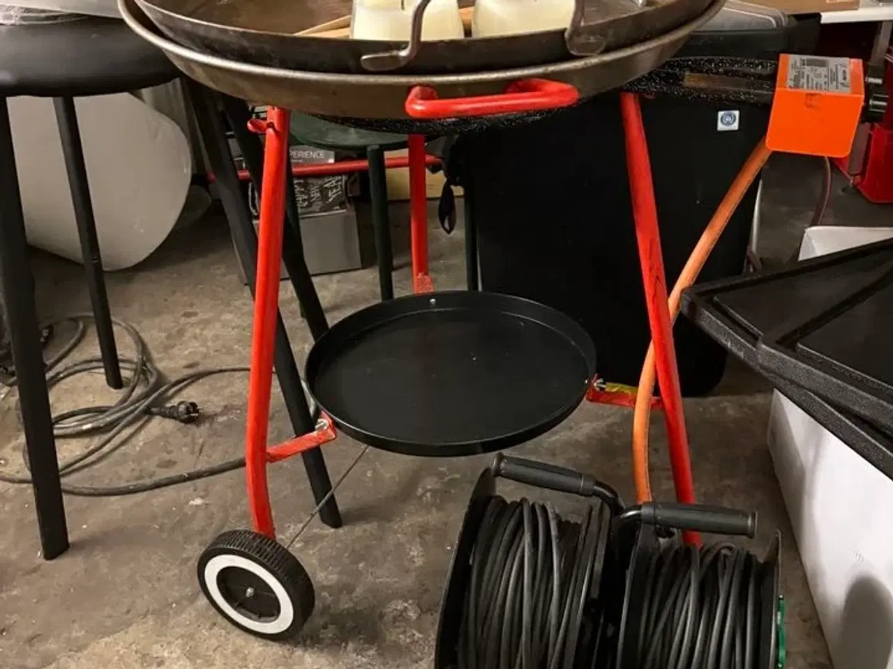 Billede 17 - Indhold i kælderrum af diverse emballage, gastrobakker, køkkenmaskiner, m.v.