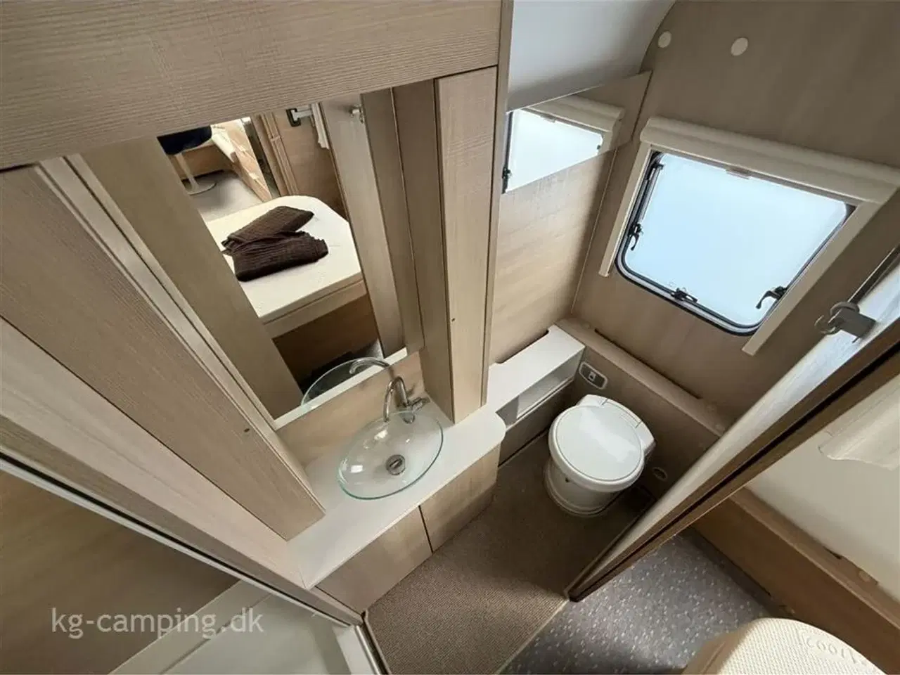 Billede 12 - 2020 - Adria Adora 613 UT Fritstående dobbeltseng, Sunshine Plus, Mover, Klima anlæg.