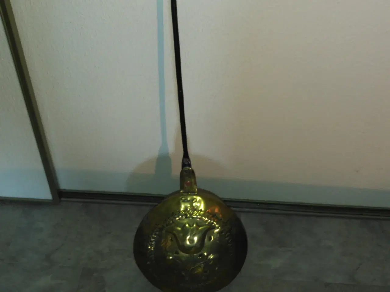 Billede 3 - Antik varmebækken med udsmykket messing låg.